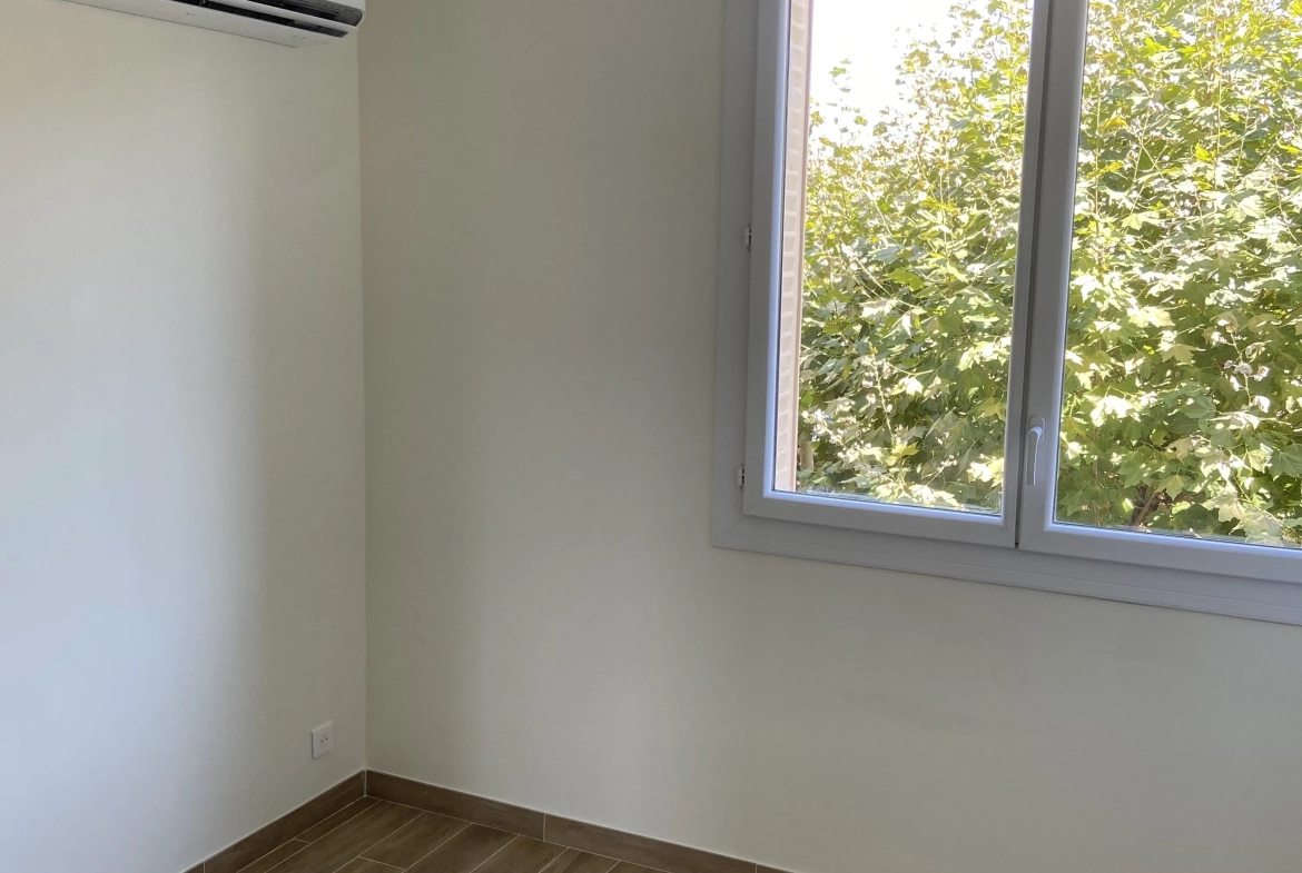 Appartement rénové de 75 m² avec 3 chambres à Frejus - Calme et proximité des commodités 