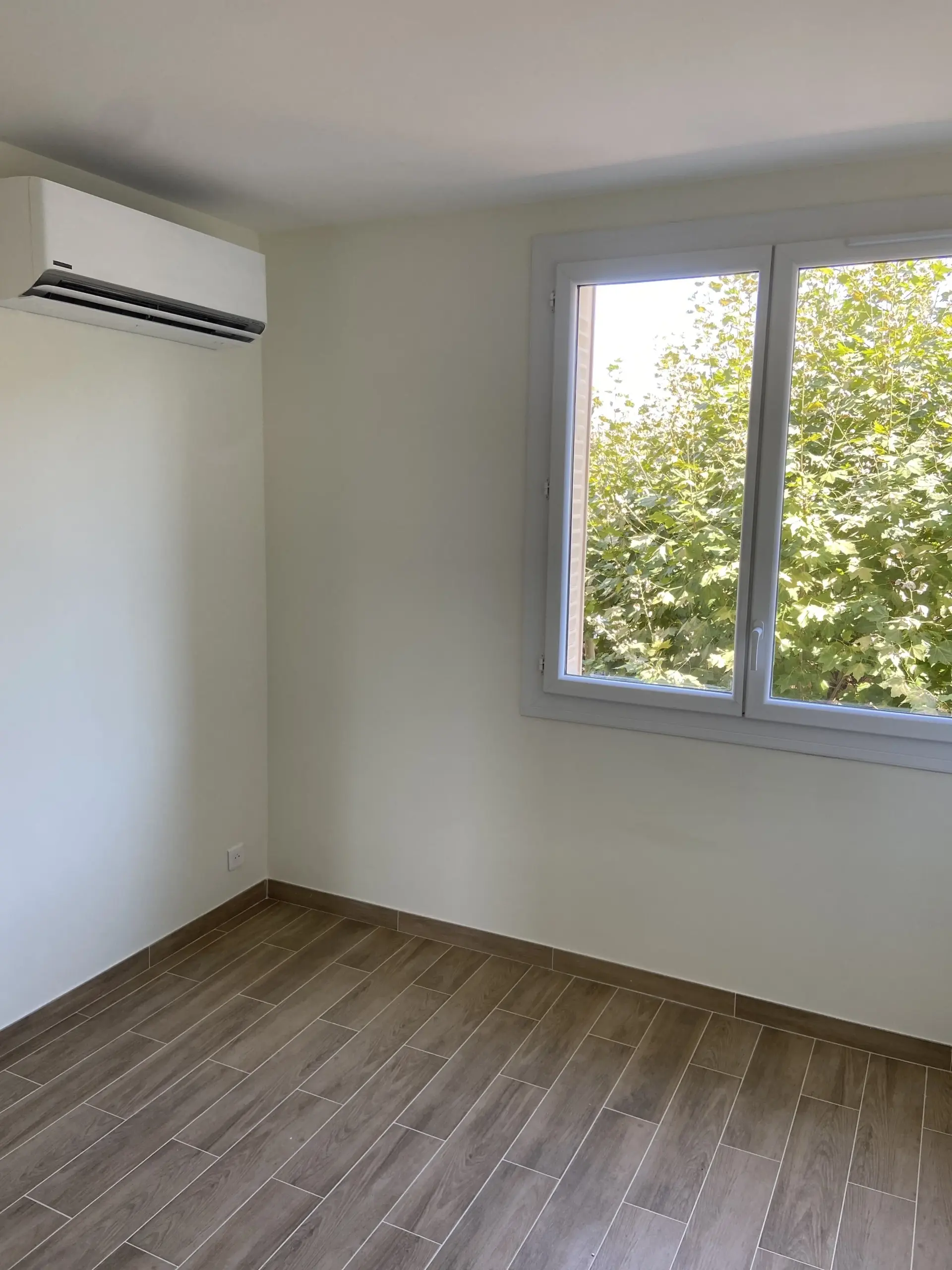 Appartement rénové de 75 m² avec 3 chambres à Frejus - Calme et proximité des commodités 