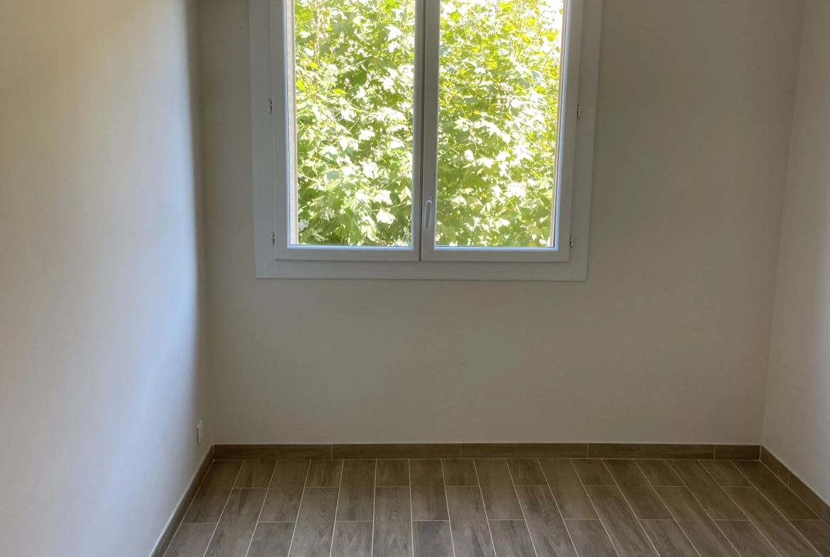 Appartement rénové de 75 m² avec 3 chambres à Frejus - Calme et proximité des commodités 
