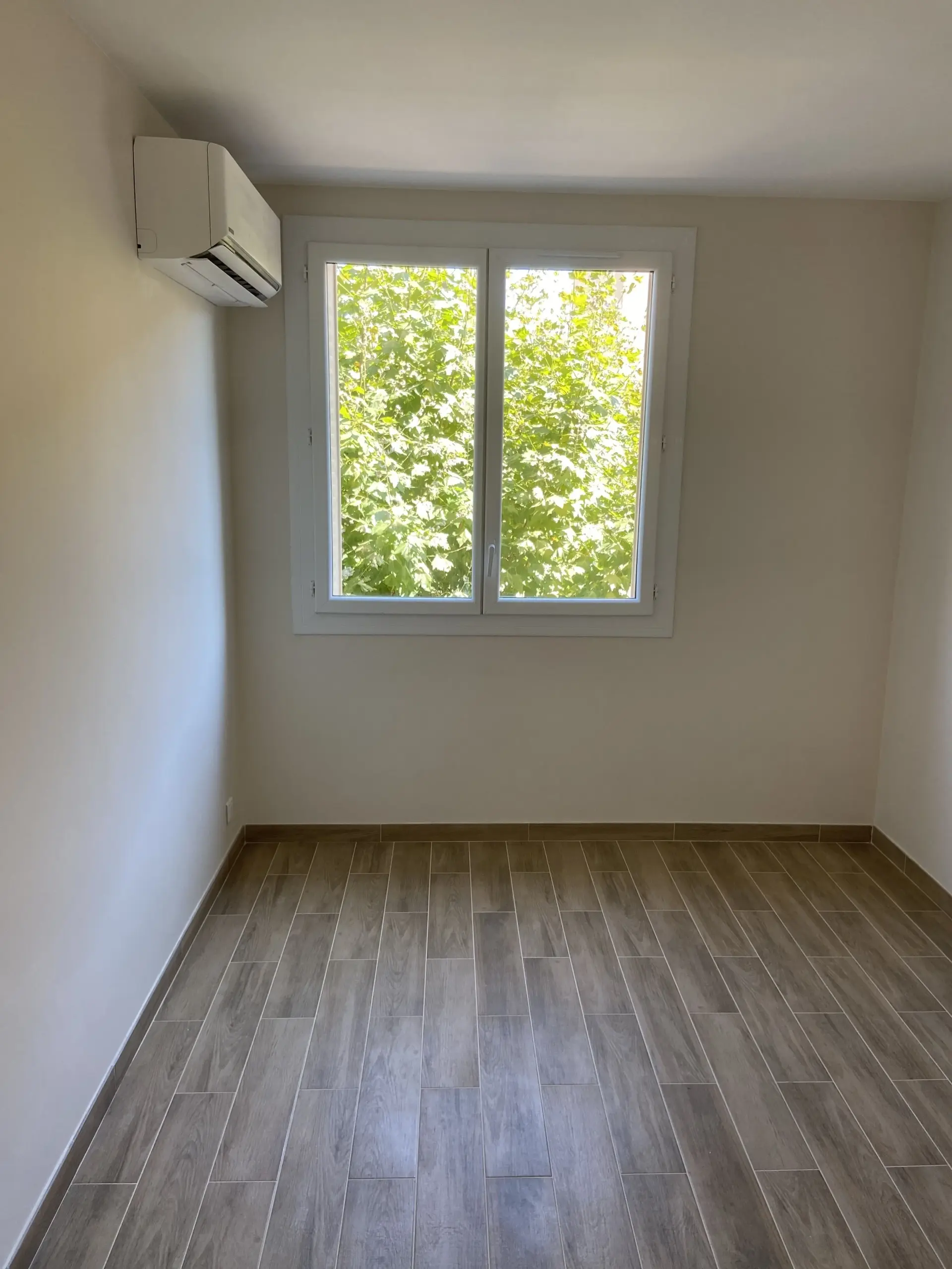 Appartement rénové de 75 m² avec 3 chambres à Frejus - Calme et proximité des commodités 