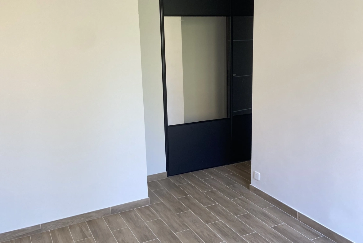 Appartement rénové de 75 m² avec 3 chambres à Frejus - Calme et proximité des commodités 