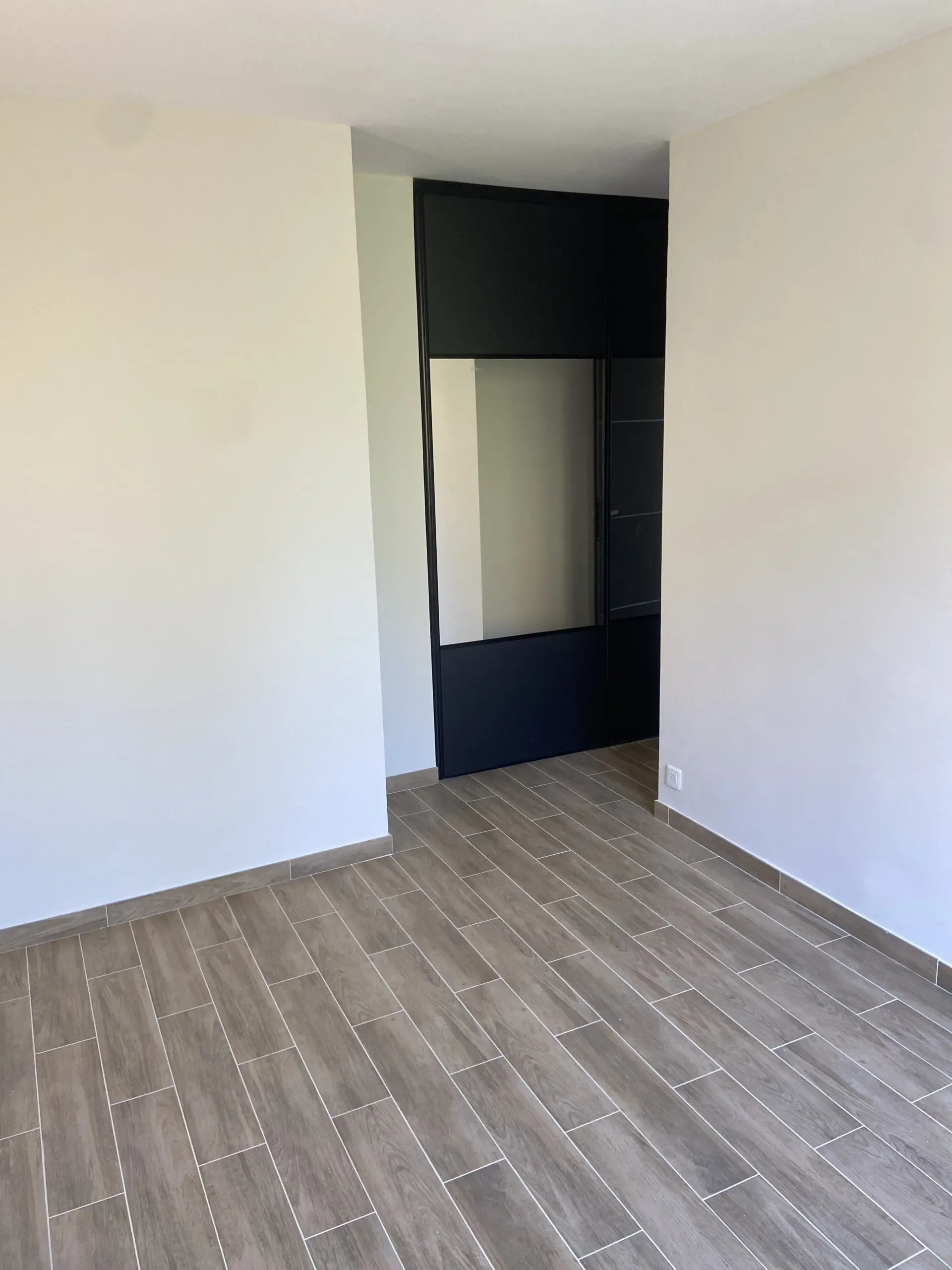 Appartement rénové de 75 m² avec 3 chambres à Frejus - Calme et proximité des commodités 