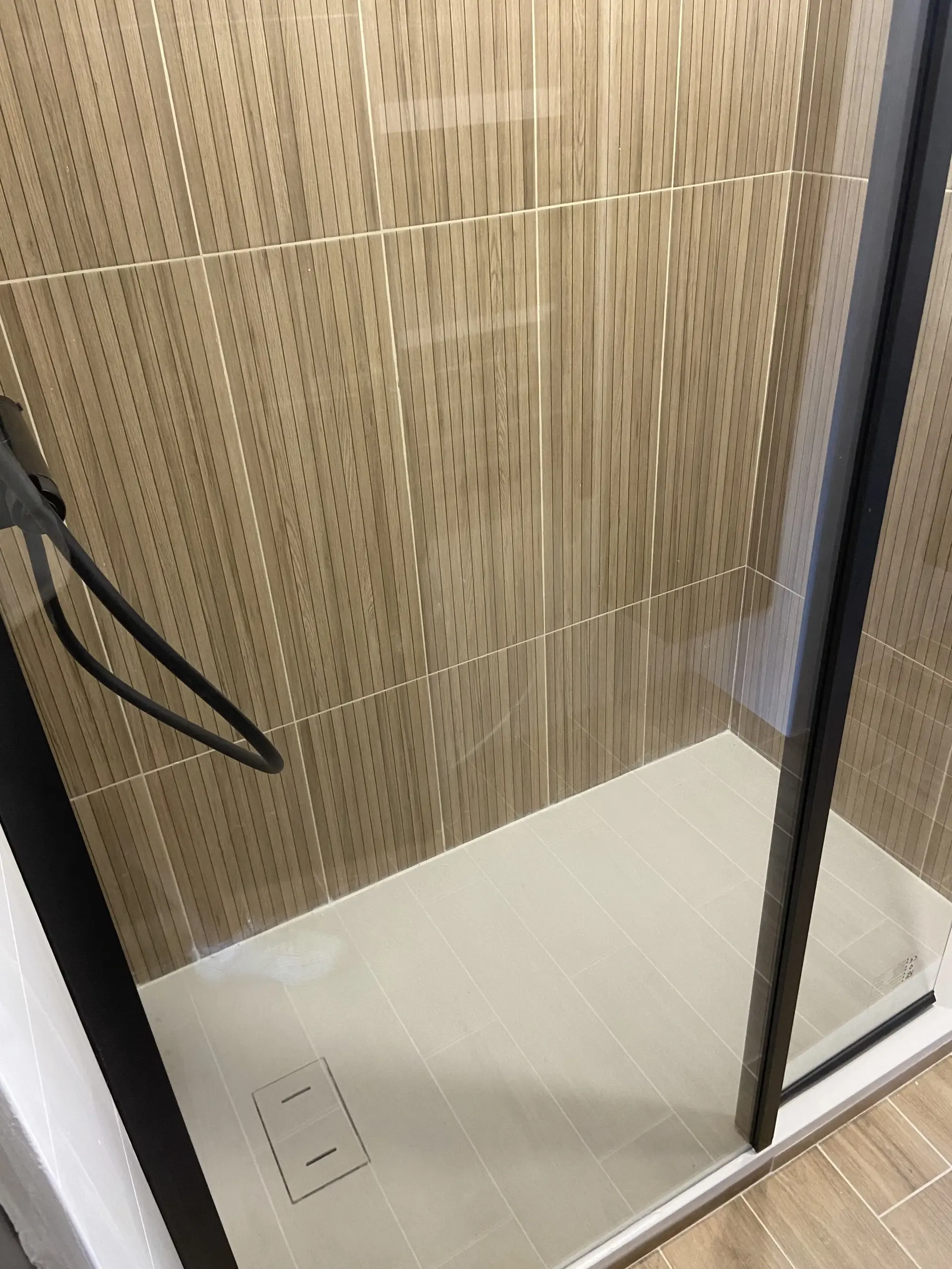 Appartement rénové de 75 m² avec 3 chambres à Frejus - Calme et proximité des commodités 