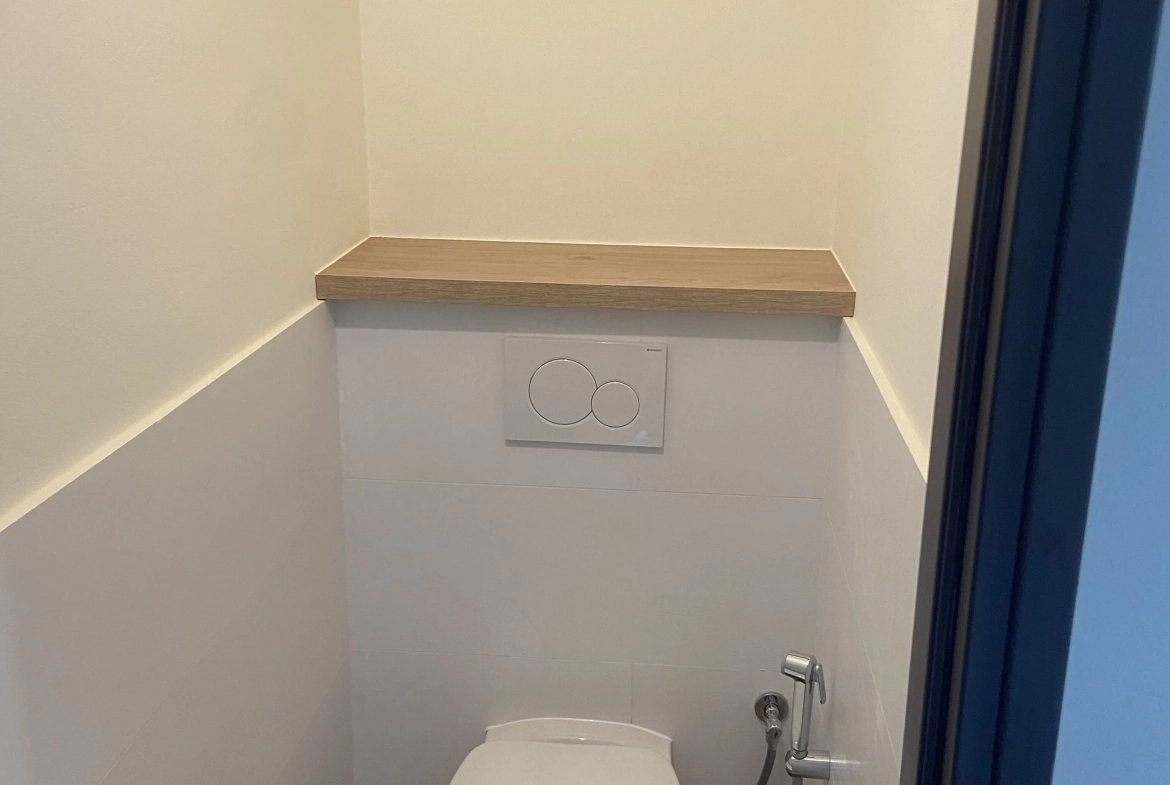 Appartement rénové de 75 m² avec 3 chambres à Frejus - Calme et proximité des commodités 