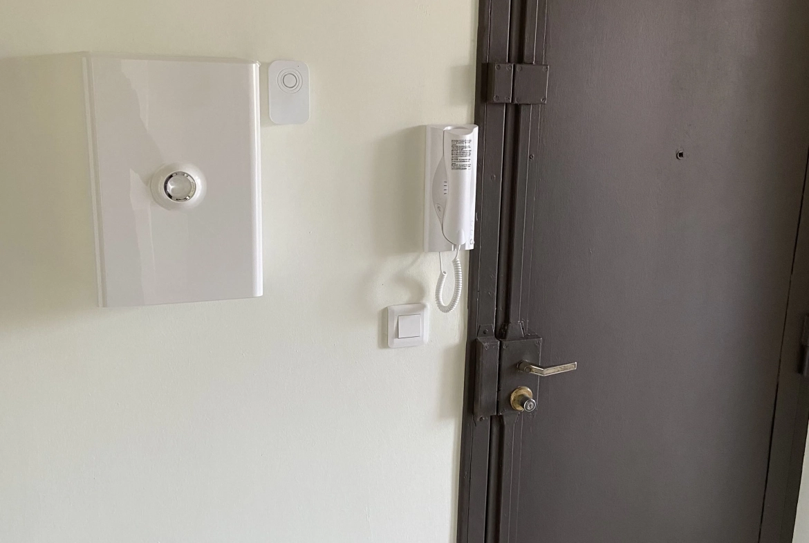 Appartement rénové de 75 m² avec 3 chambres à Frejus - Calme et proximité des commodités 
