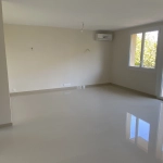 Appartement traversant rénové de 75 m² à Frejus avec park et cave