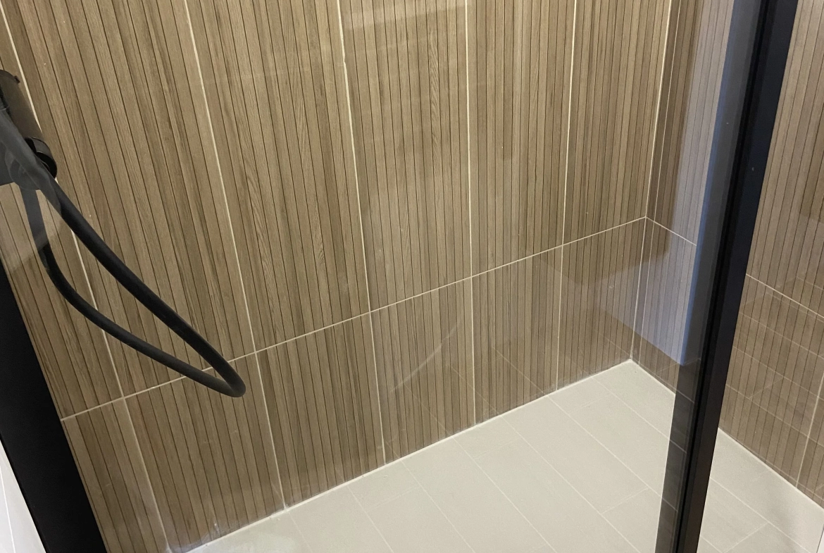 Appartement traversant rénové de 75 m² à Frejus avec park et cave 