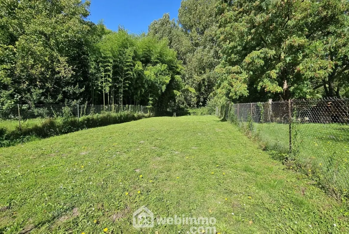 Terrain constructible de 781 m² à Milly-la-Forêt avec source naturelle et lavoir 