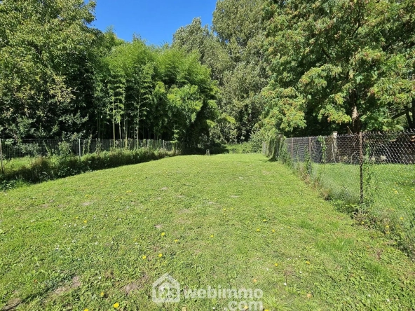 Terrain constructible de 781 m² à Milly-la-Forêt avec source naturelle et lavoir