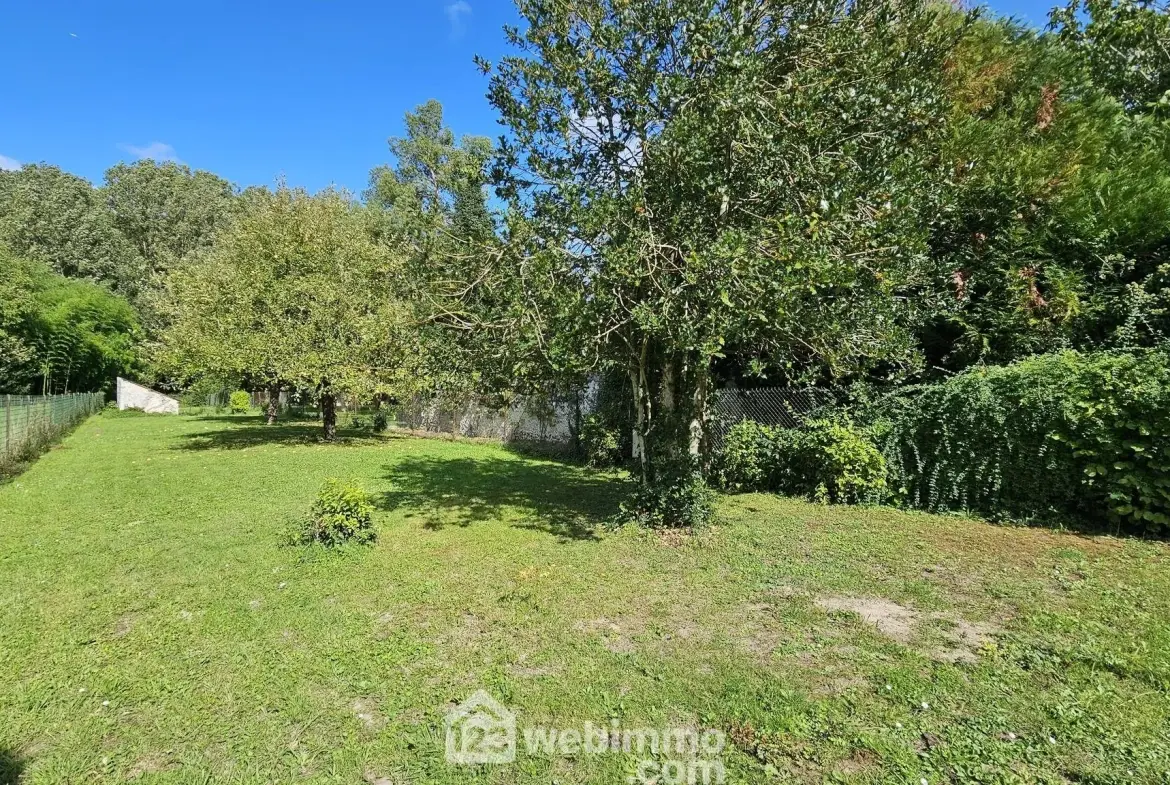 Terrain constructible de 781 m² à Milly-la-Forêt avec source naturelle et lavoir 