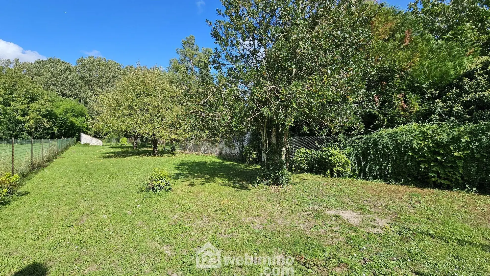 Terrain constructible de 781 m² à Milly-la-Forêt avec source naturelle et lavoir 