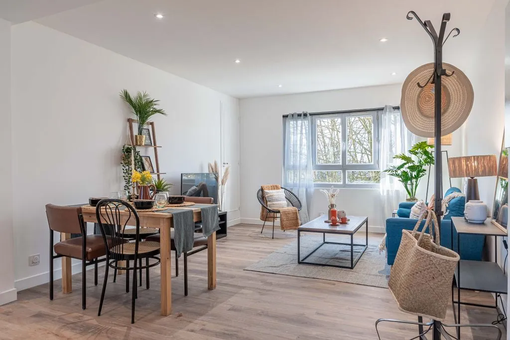 Appartement 3 pièces rénové avec balcon, cave et parking proche métro Ligne 14 à Fresnes 