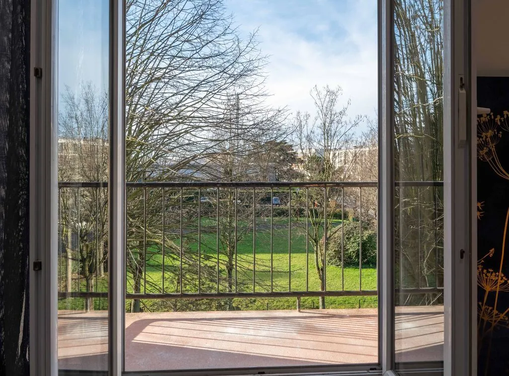 Appartement 3 pièces rénové avec balcon, cave et parking proche métro Ligne 14 à Fresnes 