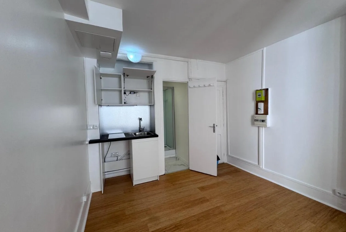 Studio rénové de 17m² à Paris 18ème proche métro et commerces 