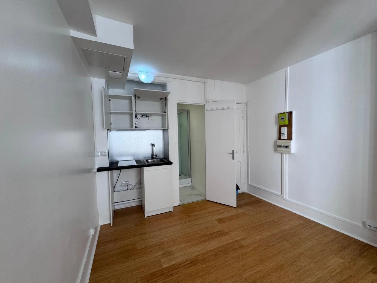 Studio rénové de 17m² à Paris 18ème proche métro et commerces 
