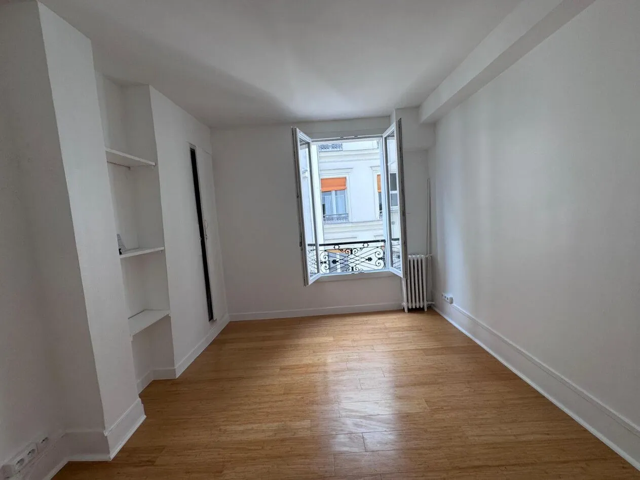 Studio rénové de 17m² à Paris 18ème proche métro et commerces 