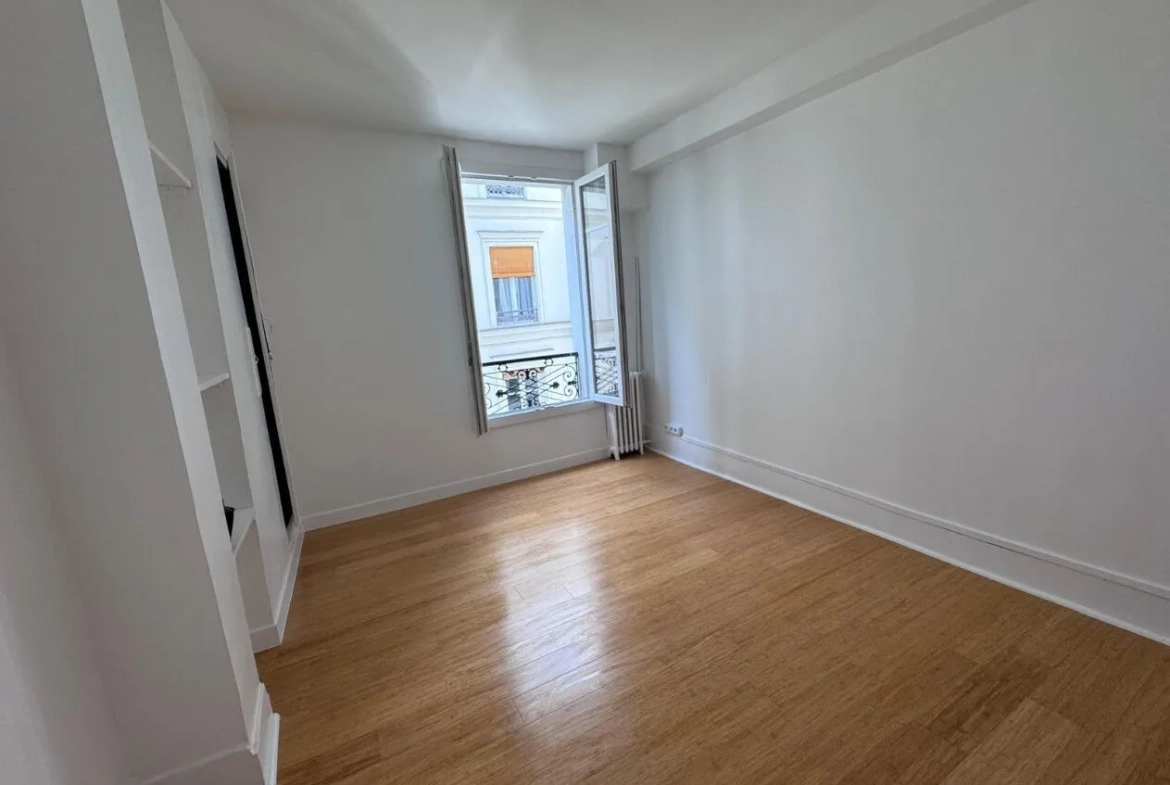 Studio rénové de 17m² à Paris 18ème proche métro et commerces 