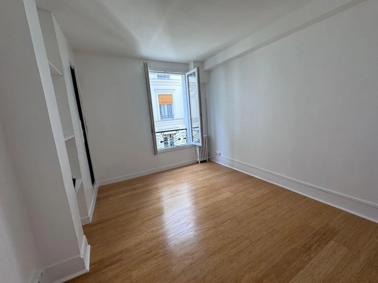 Studio rénové de 17m² à Paris 18ème proche métro et commerces 
