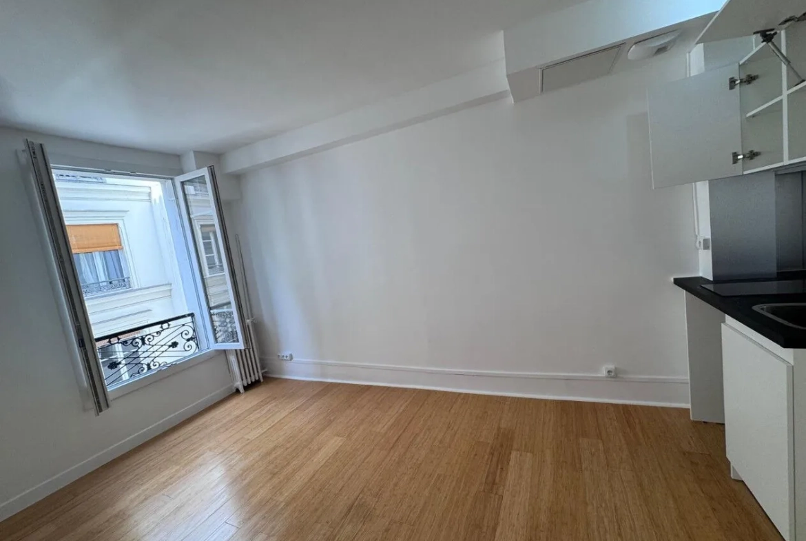 Studio rénové de 17m² à Paris 18ème proche métro et commerces 