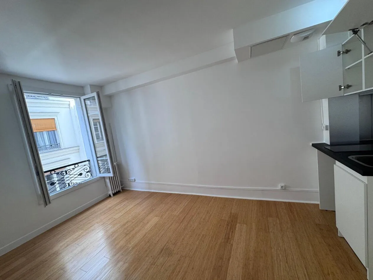 Studio rénové de 17m² à Paris 18ème proche métro et commerces 