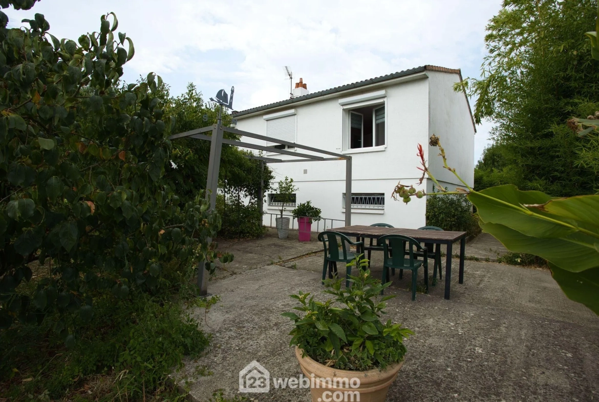 Maison à vendre de 95 m² à Puilboreau avec jardin et panneaux solaires 