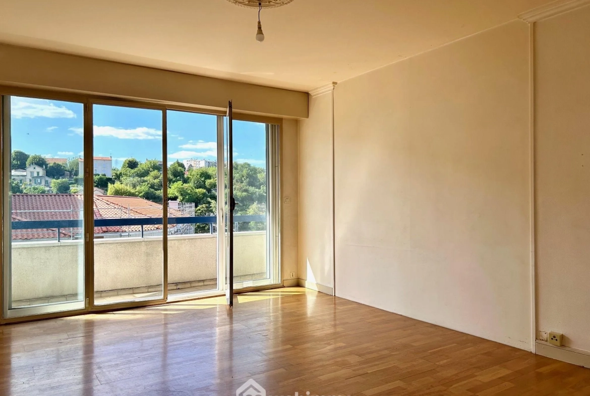 A vendre appartement T4 lumineux à Poitiers, proche gare et centre-ville 