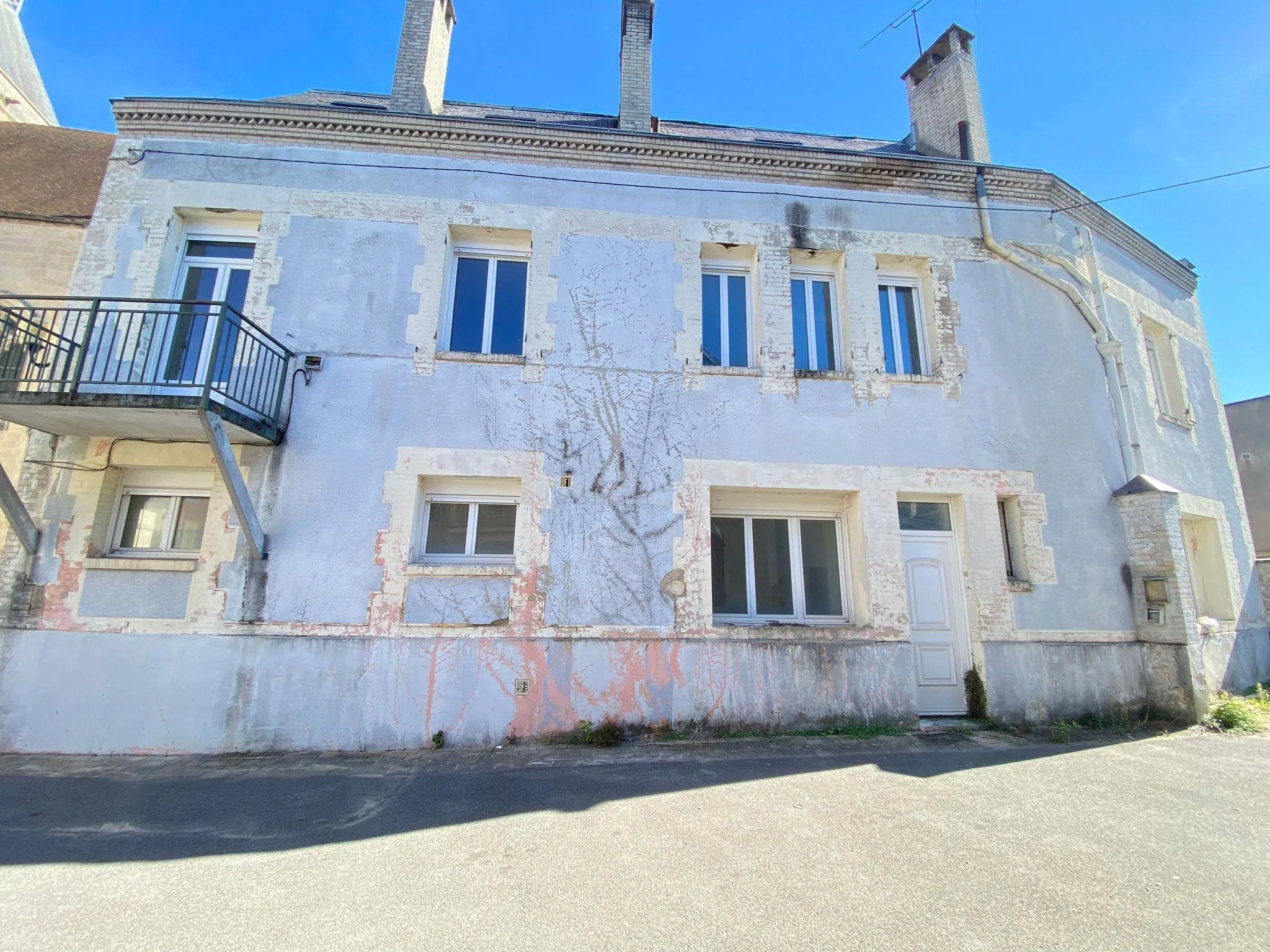 Immeuble de rapport de 261 m² à Bruyères-et-Montbérault, potentiel locatif élevé 