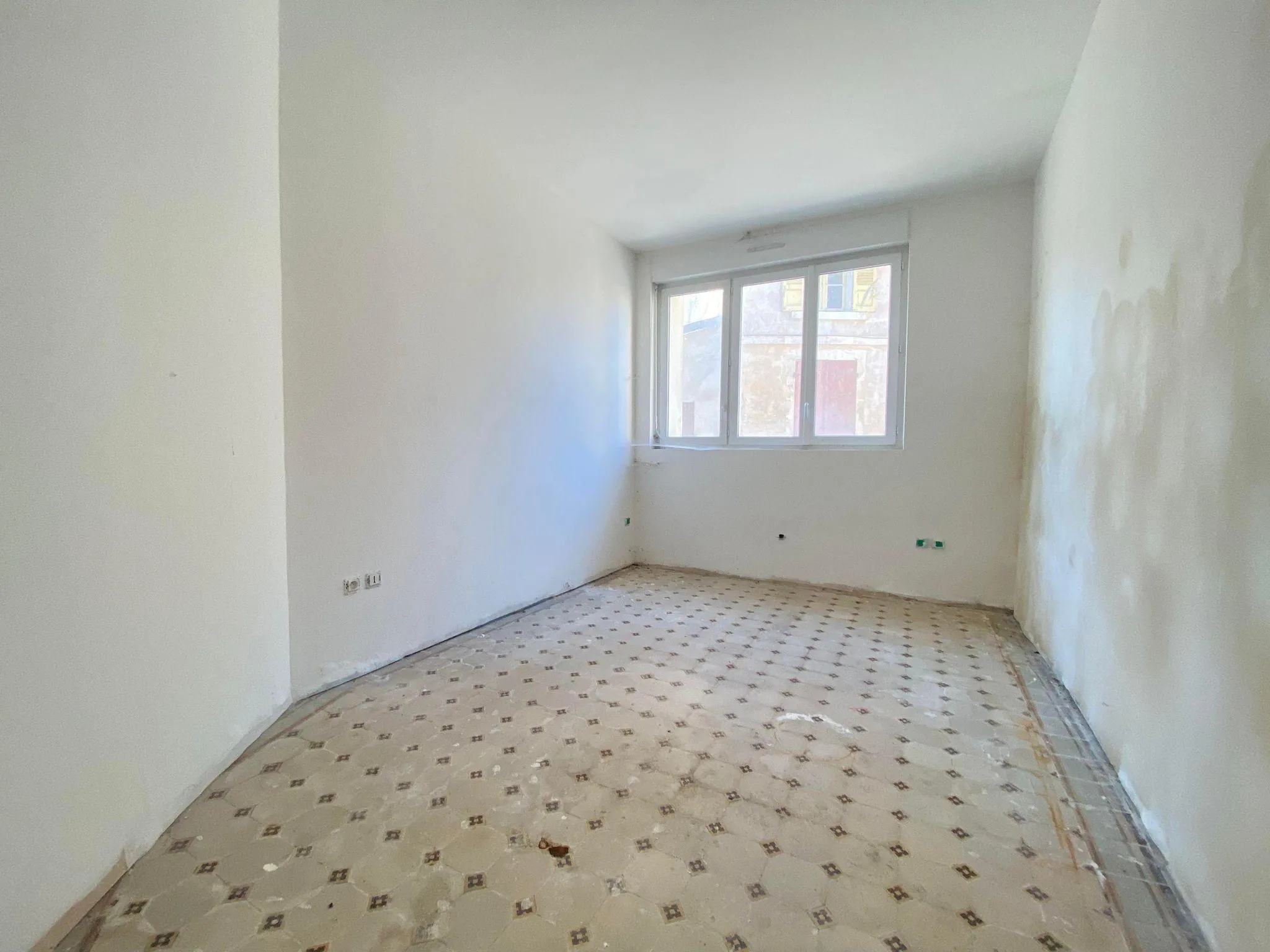 Immeuble de rapport de 261 m² à Bruyères-et-Montbérault, potentiel locatif élevé 