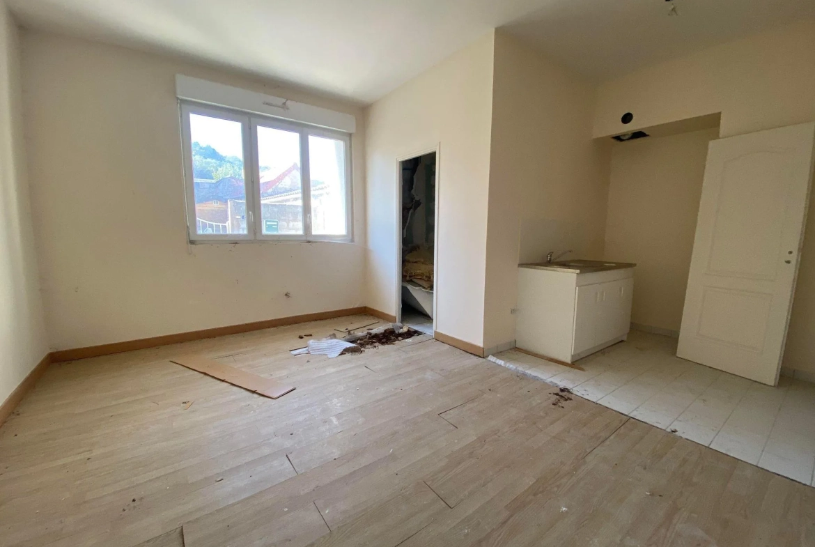 Immeuble de rapport de 261 m² à Bruyères-et-Montbérault, potentiel locatif élevé 