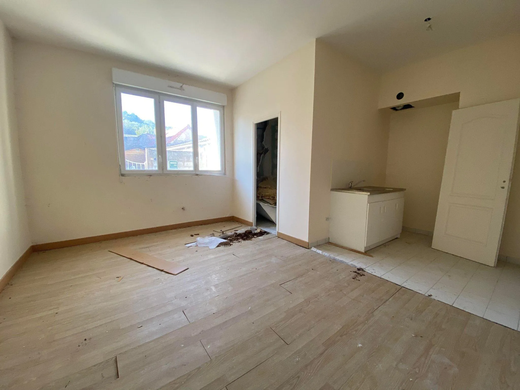 Immeuble de rapport de 261 m² à Bruyères-et-Montbérault, potentiel locatif élevé 