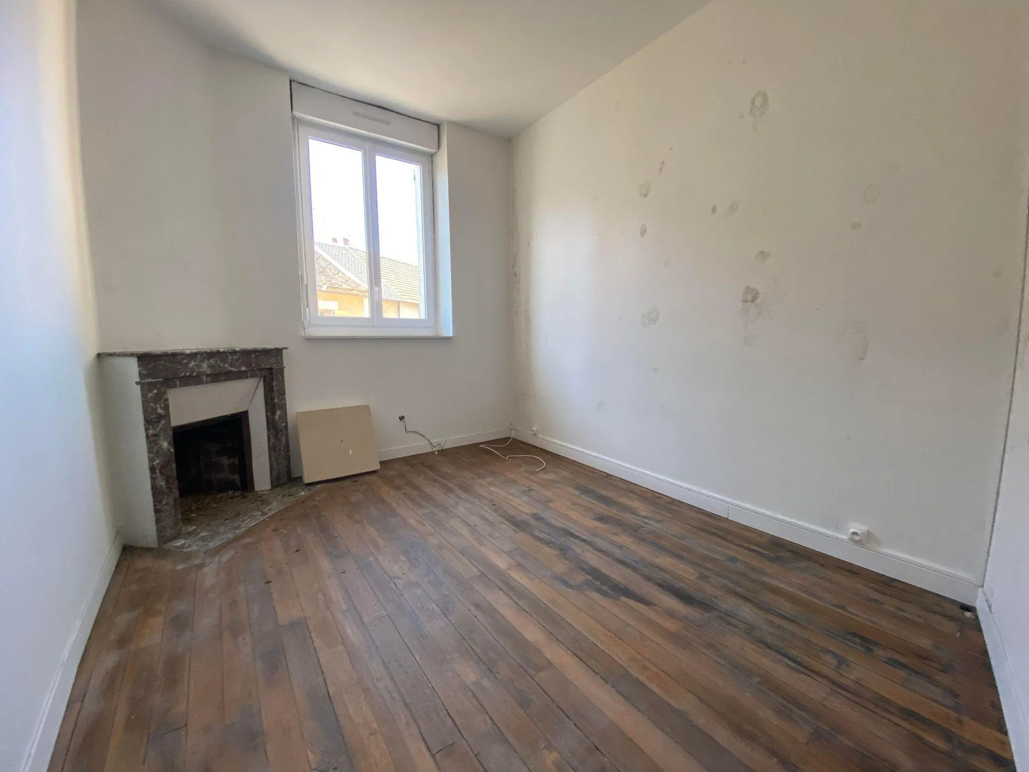 Immeuble de rapport de 261 m² à Bruyères-et-Montbérault, potentiel locatif élevé 