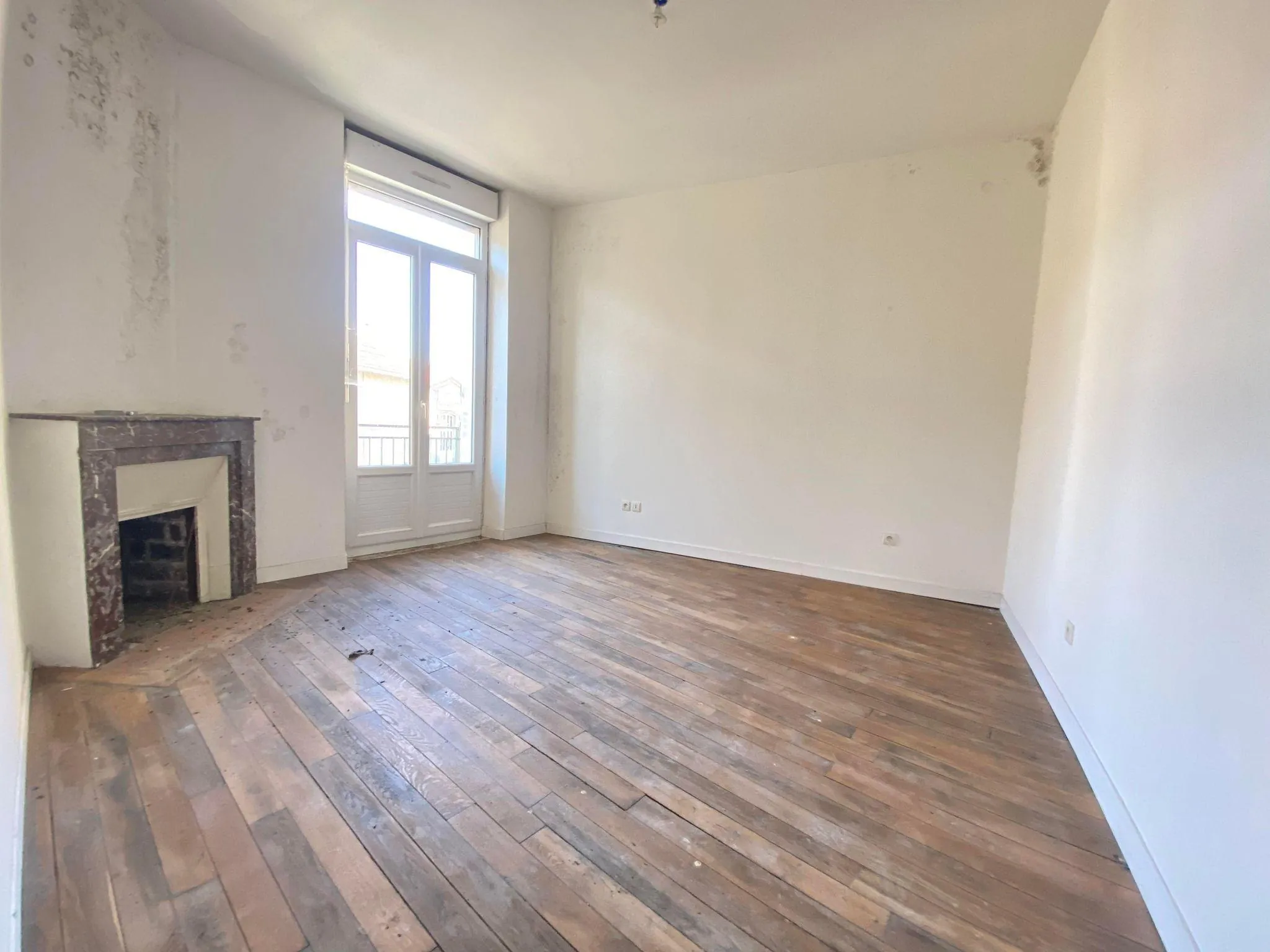 Immeuble de rapport de 261 m² à Bruyères-et-Montbérault, potentiel locatif élevé 