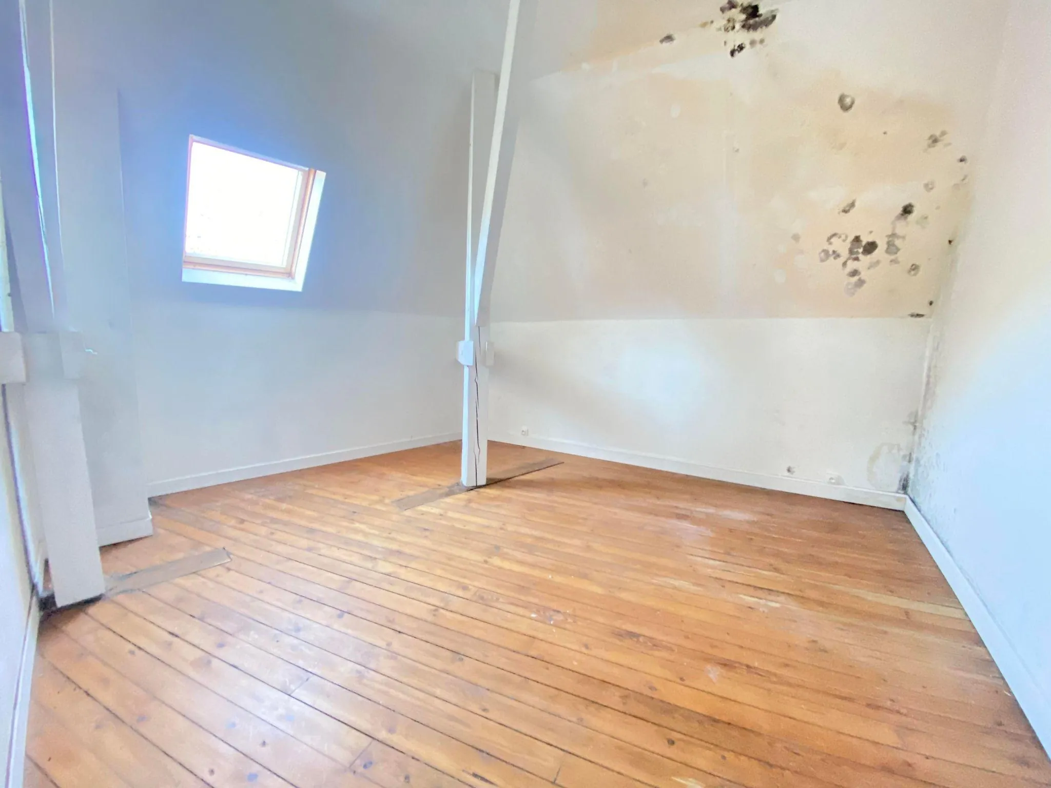 Immeuble de rapport de 261 m² à Bruyères-et-Montbérault, potentiel locatif élevé 