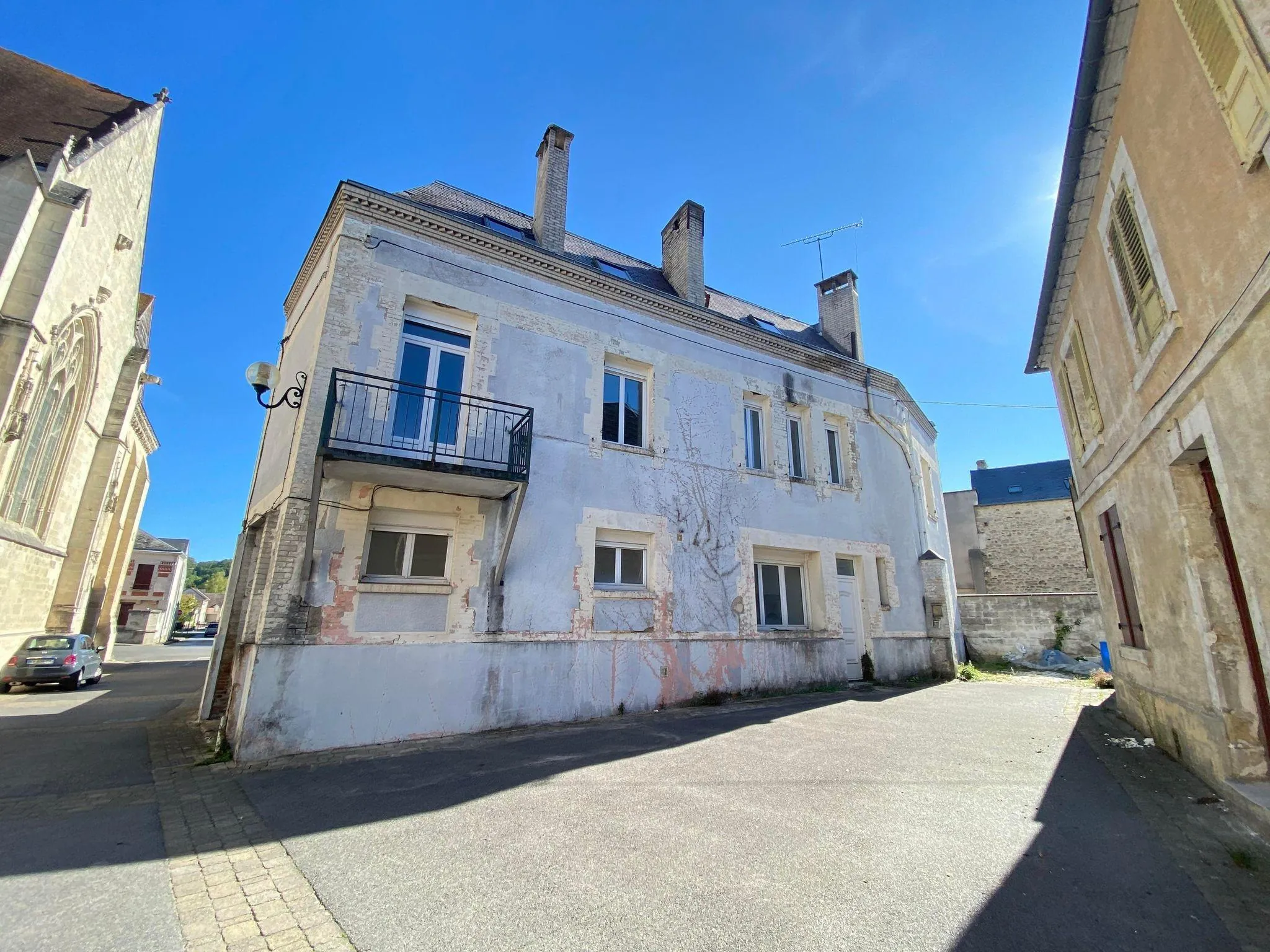 Immeuble de rapport de 261 m² à Bruyères-et-Montbérault, potentiel locatif élevé 
