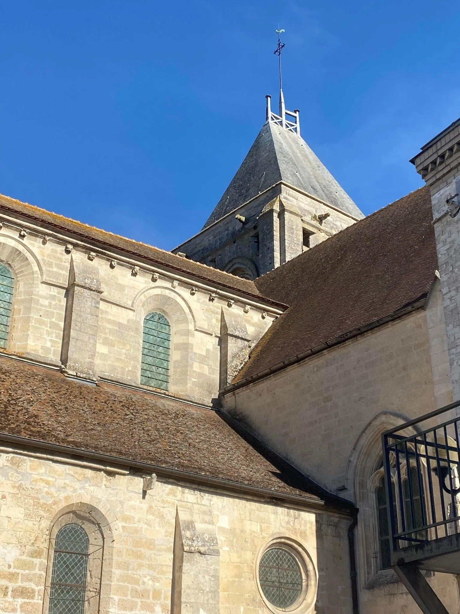 Immeuble de rapport de 261 m² à Bruyères-et-Montbérault, potentiel locatif élevé 