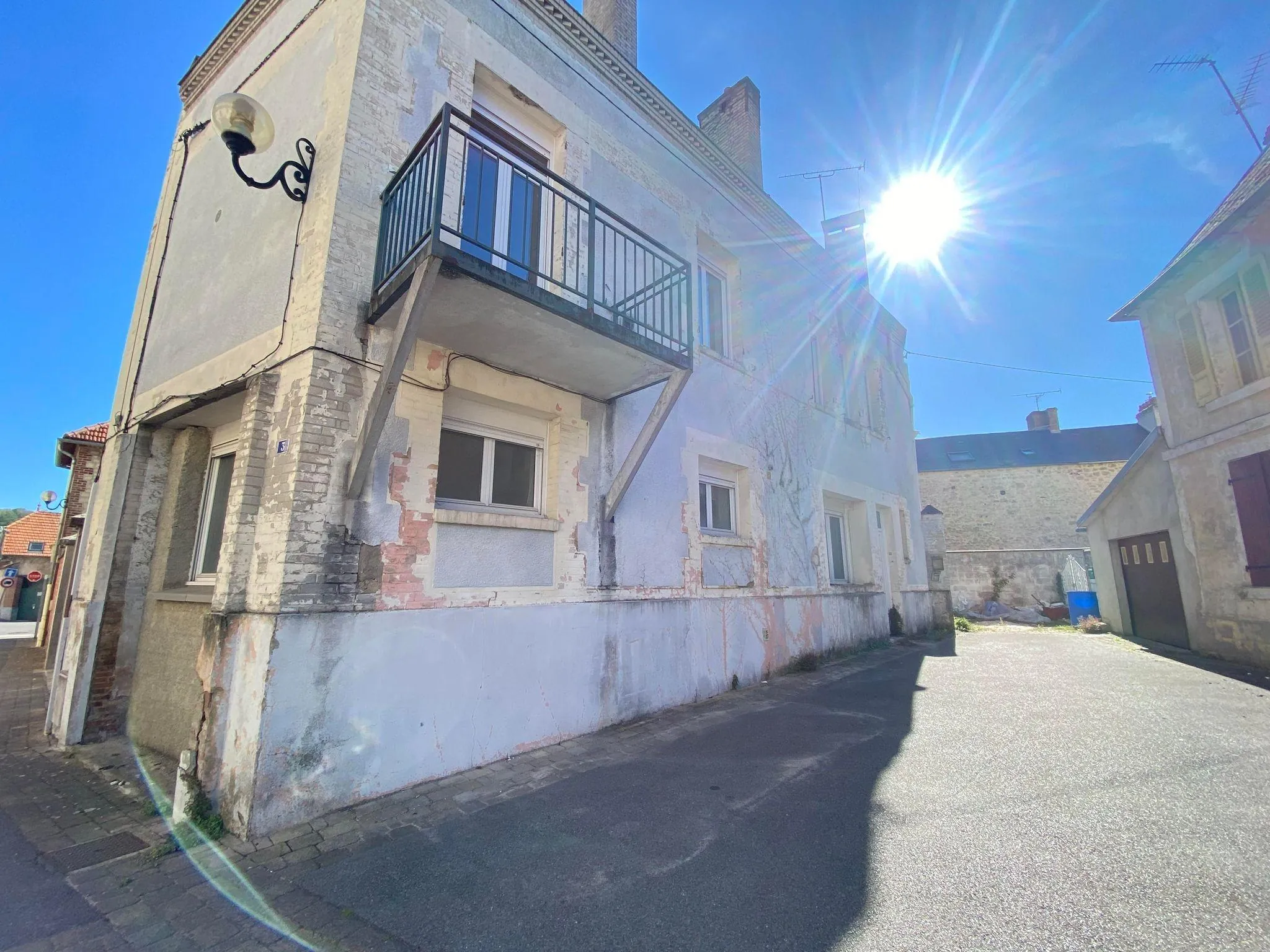 Immeuble de rapport de 261 m² à Bruyères-et-Montbérault, potentiel locatif élevé 