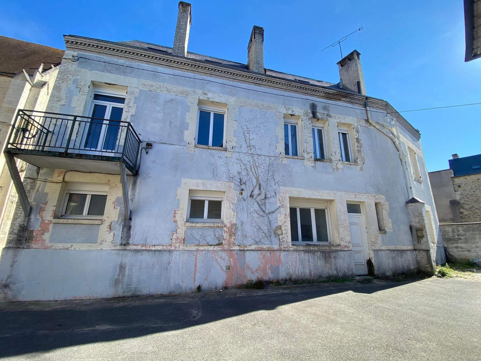 Immeuble de rapport de 261 m² à Bruyères-et-Montbérault, potentiel locatif élevé 