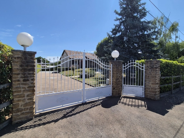 Maison à vendre avec piscine et grand terrain à La Motte Saint-Jean