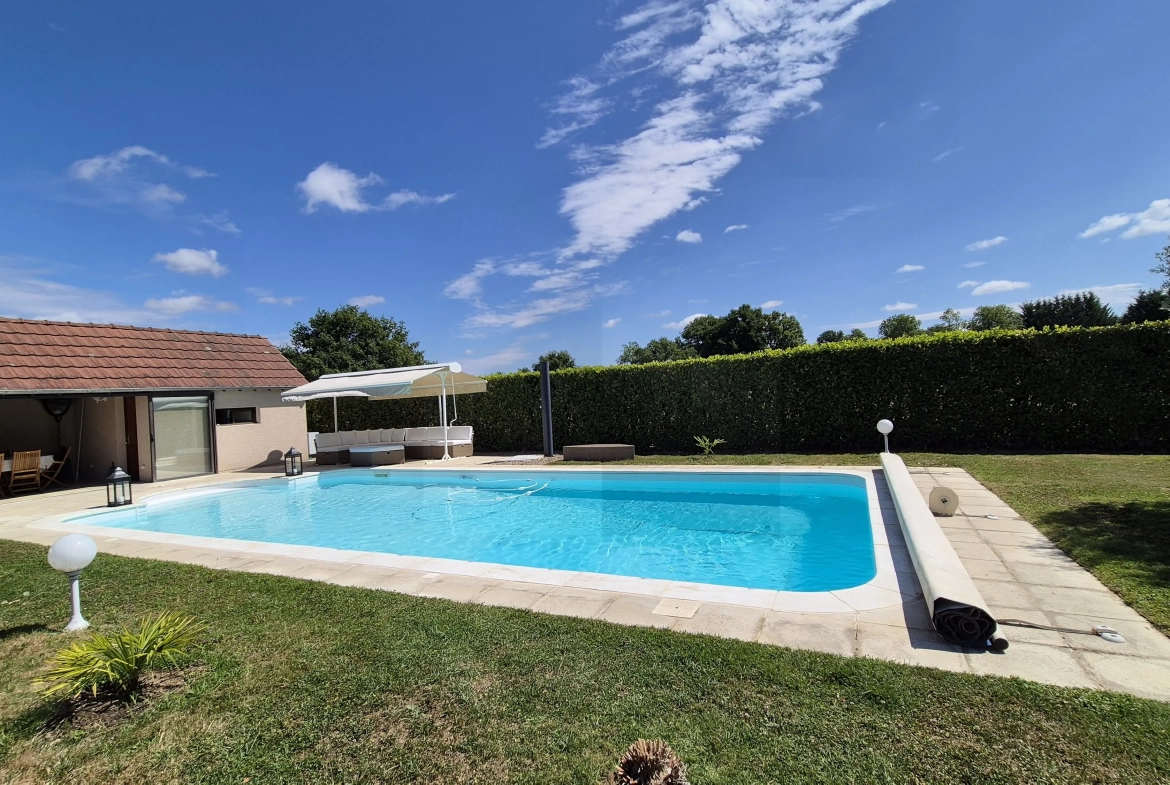 Belle maison avec piscine et grand jardin à La Motte Saint-Jean 