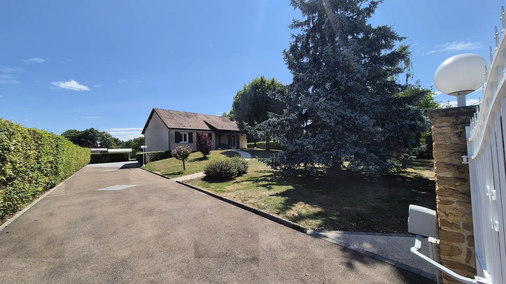 Belle maison avec piscine et grand jardin à La Motte Saint-Jean 
