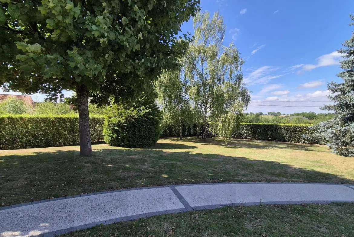 Belle maison avec piscine et grand jardin à La Motte Saint-Jean 