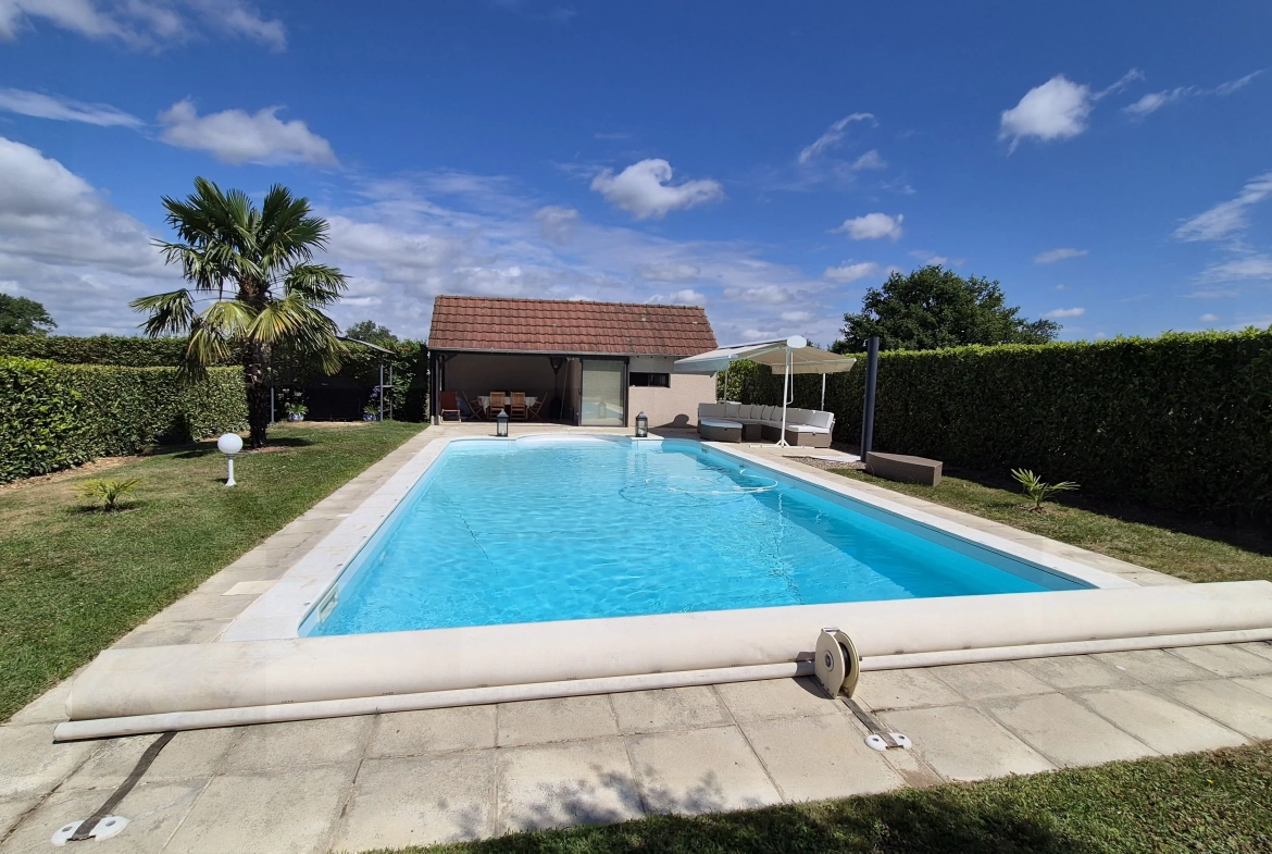 Belle maison avec piscine et grand jardin à La Motte Saint-Jean 