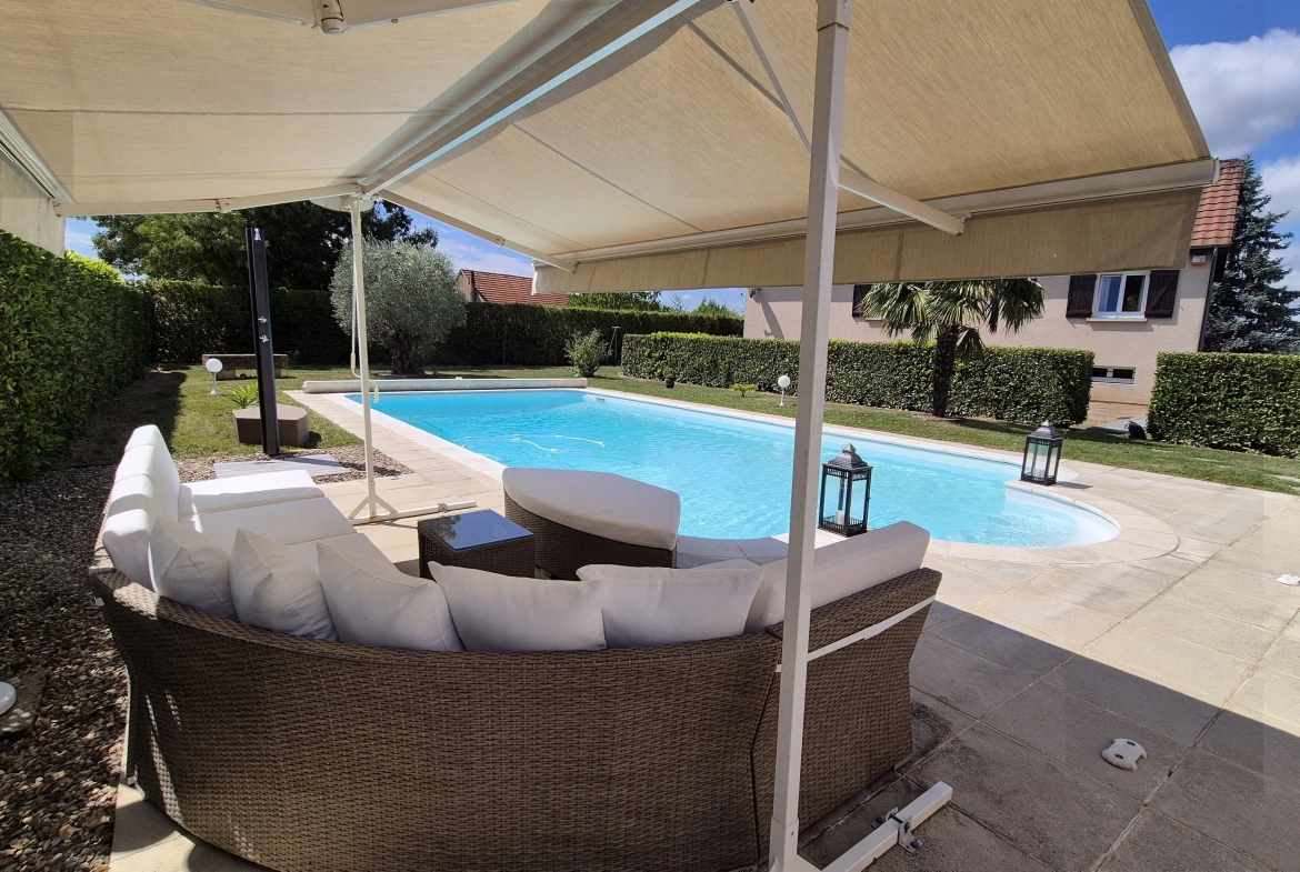 Belle maison avec piscine et grand jardin à La Motte Saint-Jean 