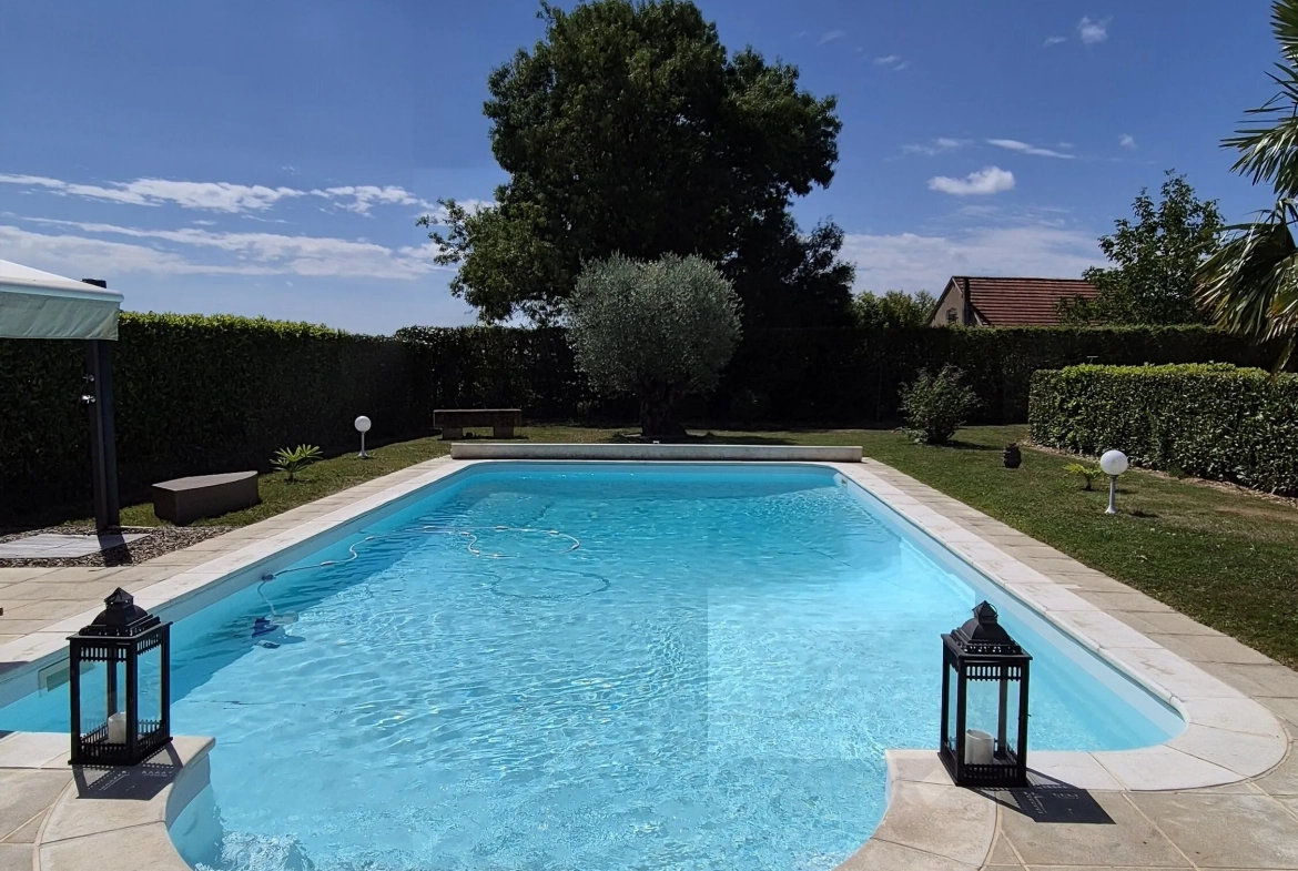 Belle maison avec piscine et grand jardin à La Motte Saint-Jean 