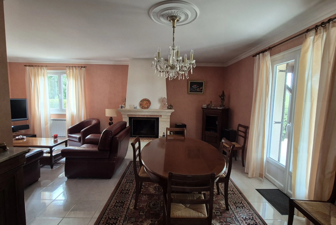 Belle maison avec piscine et grand jardin à La Motte Saint-Jean 