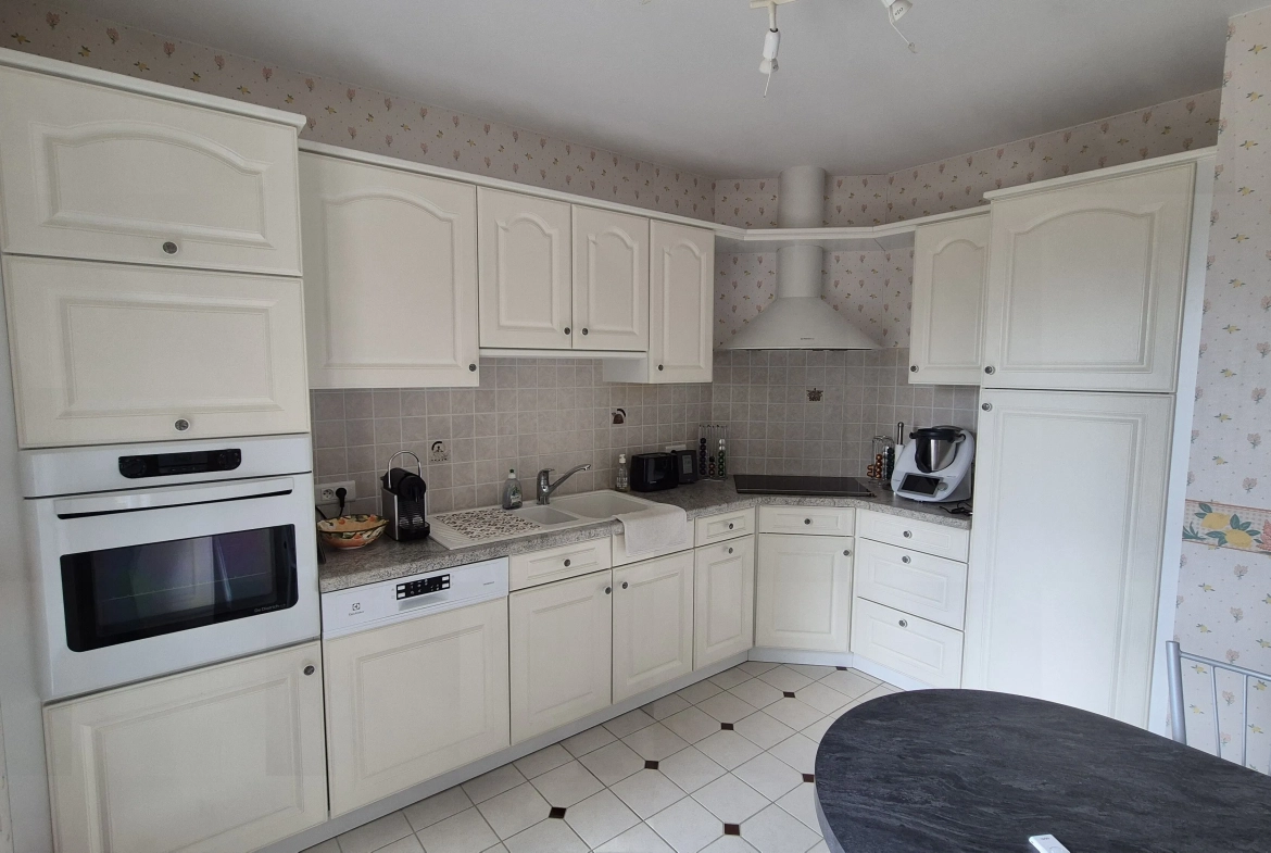 Belle maison avec piscine et grand jardin à La Motte Saint-Jean 