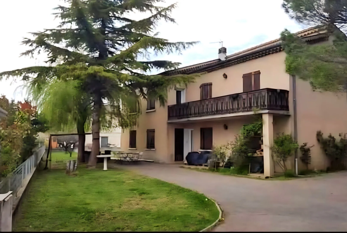 Maison traditionnelle à Laragne Monteglin avec potentiel d’aménagement et grand terrain 