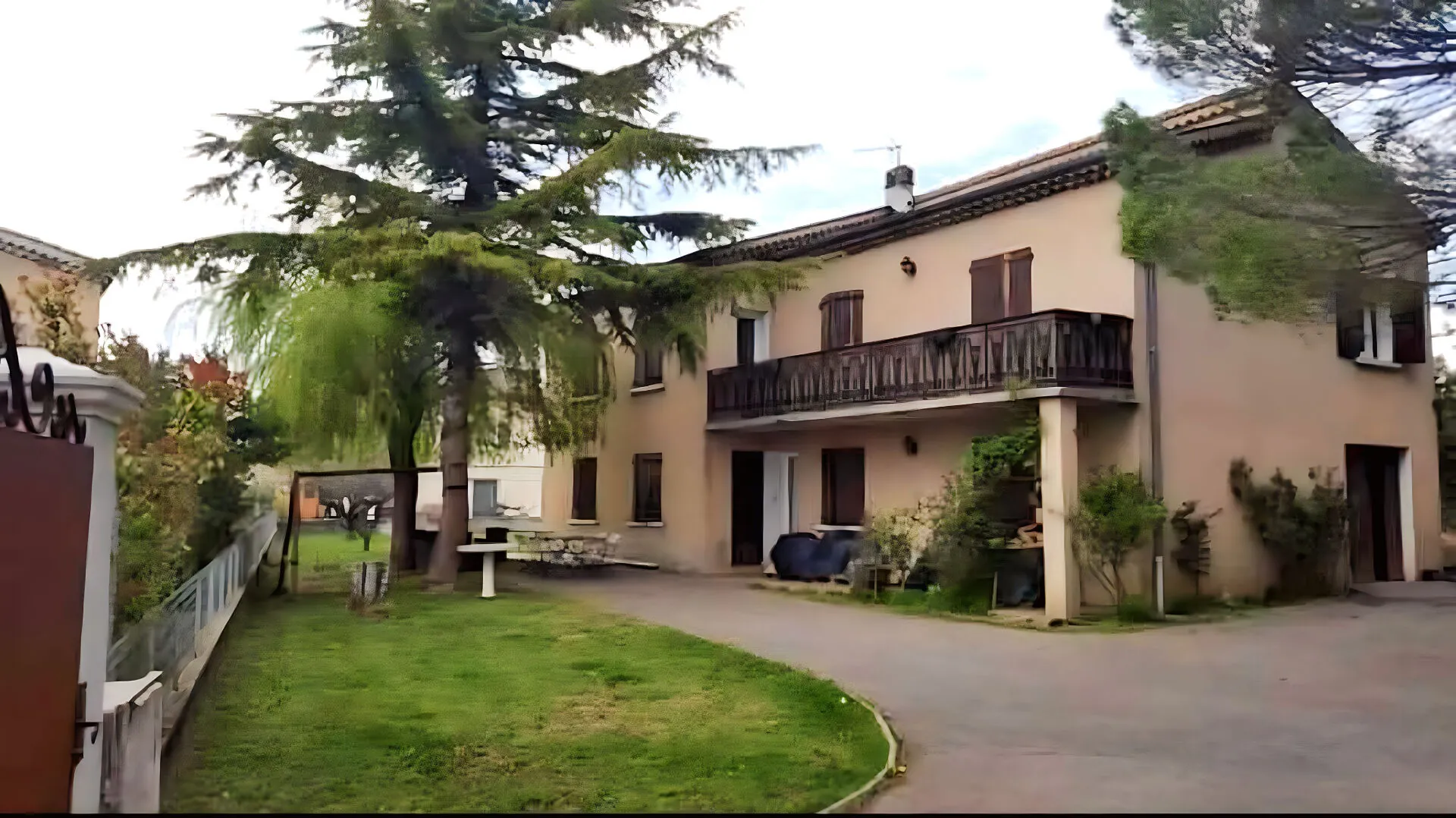 Maison traditionnelle à Laragne Monteglin avec potentiel d’aménagement et grand terrain 