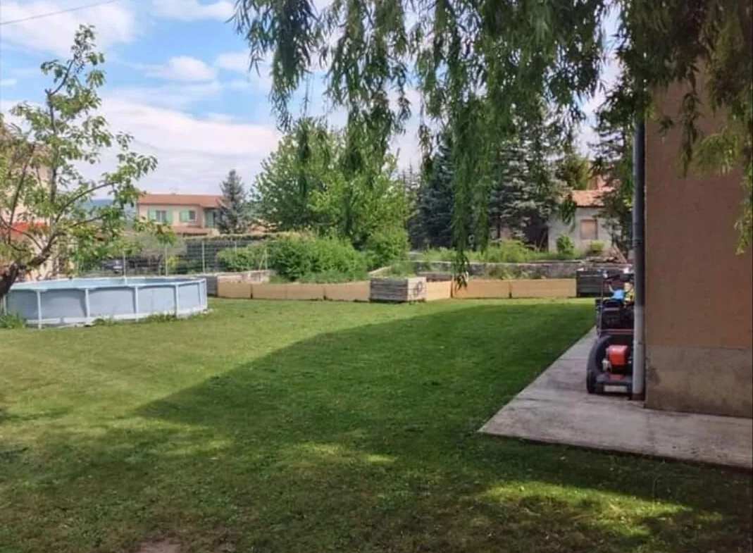 Maison traditionnelle à Laragne Monteglin avec potentiel d’aménagement et grand terrain 