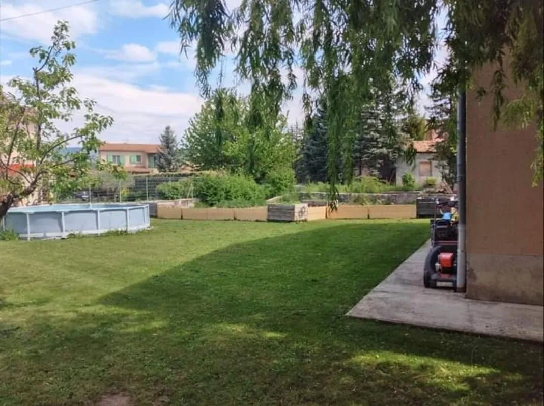 Maison traditionnelle à Laragne Monteglin avec potentiel d’aménagement et grand terrain 